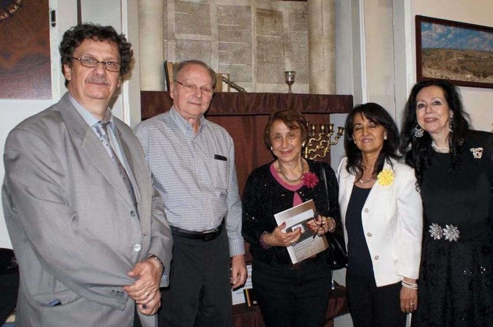 Dova Cahan (la mijloc), alături de Dana Sas, Marius Grec (primul din stânga), Ionel Schlesinger – Președintele Comunității evreilor din Arad (în spate Expoziția de obiecte de cult evreiesc)